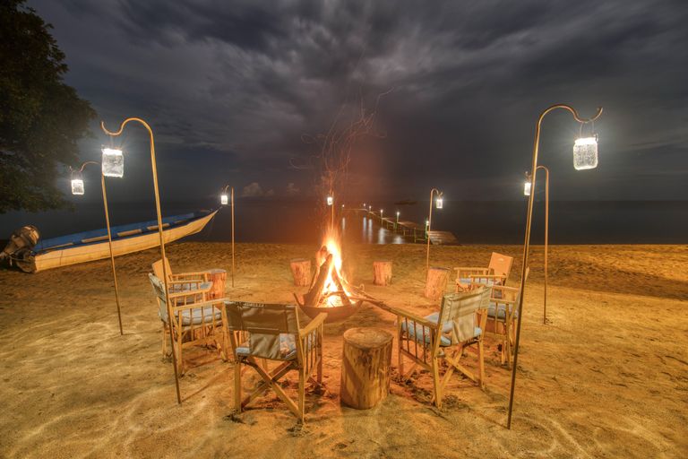 Tanzania Accommodaties Mahale Mbali Mbali Mahale kampvuur WE.jpg - Jambo Safari Club