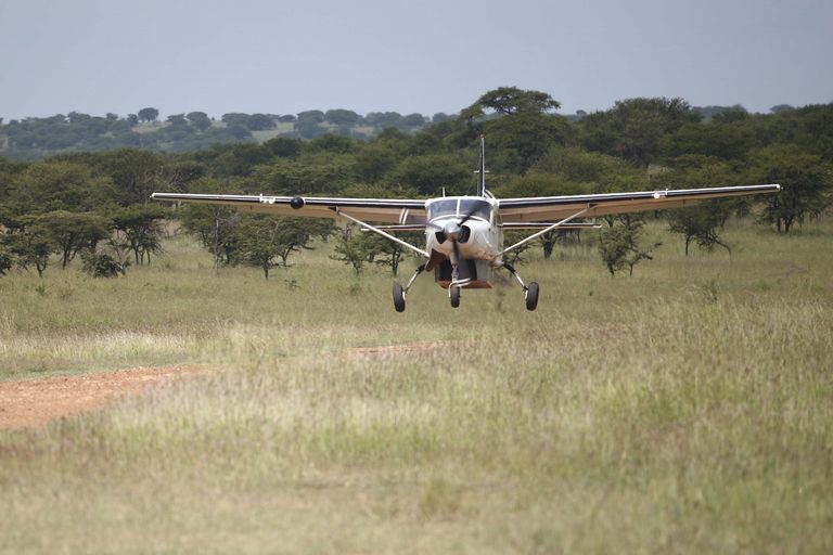 Tanzania Vervoer Kleins Camp airplane arrival &B.jpg - Jambo Safari Club